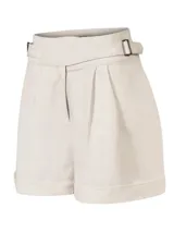 Short de tiro alto confeccionado en lino orgánico, con diseño de cintura cruzada, hebillas laterales ajustables, pinzas frontales y ruedo con dobladillo.