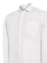 Camisa de manga larga color blanco de la marca RKF, modelo Easyitsolid, confeccionada en popelina 100% algodón. Cuenta con cuello italiano, cierre frontal con botones y un bolsillo ojal en el pecho con detalle de logo.