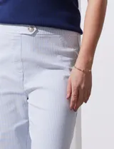 Pantalón wide leg con estampado de rayas verticales celestes y blancas, pretina con botón, bolsillos simulados en la parte delantera y ruedo con dobladillo.