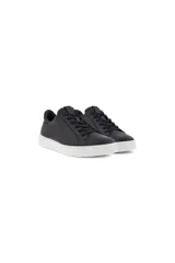 Zapatillas urbanas Ecco Street Tray color negro, confeccionadas en cuero de plena flor con cordones negros y suela blanca.