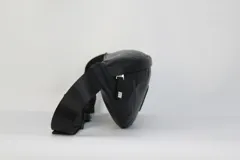 Riñonera negra de nylon con textura cuadriculada, cuenta con cierre principal y logo de los Brooklyn Nets estampado en el frente. Incluye correa regulable.