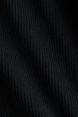 Vestido corto de punto acanalado con escote bote, mangas largas y falda acampanada con vuelo. Presenta un diseño ajustado en el torso y espalda descubierta en U.