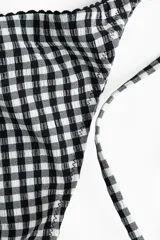 Vedetina de bikini con estampado de cuadros vichy en blanco y negro, de cintura media y laterales con tiras para atar.