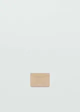Porta tarjetas de diseño minimalista en color beige, con múltiples ranuras y logo de la marca grabado en la parte frontal.