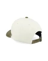Gorro tipo cap con visera curva, cuerpo en color crema y visera en color verde oliva. Presenta el logo de la marca bordado en el frente y un detalle lateral con las iniciales de la marca.