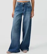 Pantalón wide leg de tiro bajo confeccionado en jean de algodón, con diseño de piernas amplias y bolsillos delanteros y traseros.