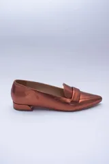 Mocasines negros de cuero con punta fina y detalle de antifaz.