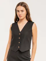 Chaleco negro de lino con botones frontales y forro interno.