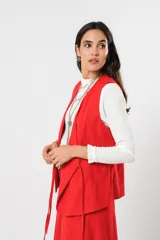 Chaleco rojo sin mangas con escote en V y lazos para anudar.