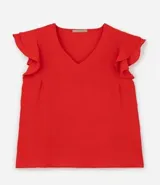 Blusa roja de crepé con escote en pico y volados dobles en los hombros. Sin mangas y de calce holgado.