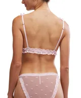 Bombacha tipo tanga de encaje transparente con diseño de lunares, presenta elásticos laterales ajustables y detalles de puntilla en los bordes.