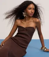 Vestido midi de punto acanalado en color verde, con diseño palabra de honor y detalle de nudo en el busto. Presenta un corte ajustado al cuerpo.