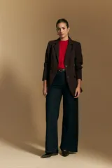 Blazer de corte sastrero con solapas clásicas y estructura definida. Presenta un diseño versátil con silueta ligeramente oversized, ideal para un estilo sofisticado y atemporal.