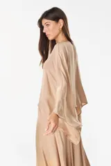 Blusa de algodón azul marino con escote en V, mangas murciélago amplias y diseño corto de corte asimétrico.
