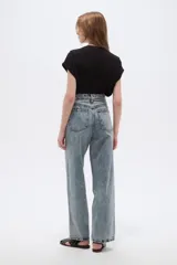 Pantalón jean de tiro alto y corte ancho, con diseño estampado de pedrería y tachas en la parte frontal.