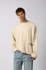 Sweater de punto liviano color negro con textura marcada, diseño de cuello redondo y calce holgado.