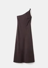 Vestido largo marrón, de diseño asimétrico con un solo hombro y corte entallado.