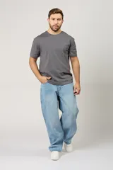 Pantalón jean baggy de color celeste, con bolsillos laterales estilo carpintero, diseño amplio y tiro medio.