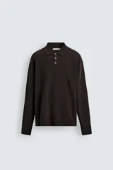 Polo de punto con textura, corte regular fit, cuello solapa con cierre frontal de tres botones, manga larga y acabados en rib.