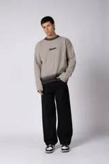 Pantalon de corte baggy con diseño amplio y relajado, confeccionado en gabardina color tostado.