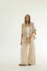 Pantalón wide leg de tiro medio con bolsillos delanteros y traseros, confeccionado en mezcla de lino y algodón.