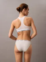 Bombacha de corte clásico confeccionada en mezcla de algodón elástico, con talle medio y cintura elástica distintiva de la marca con el logo estampado.