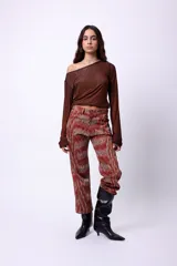 Pantalón recto con estampado abstracto en tonos marrones y negros, tiro medio.