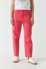 Pantalón de gabardina color coral, de tiro alto, con bolsillos y presillas para cinturón.