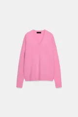 Jersey de punto amplio confeccionado en 100% lana, con cuello en pico y manga larga de diseño holgado.