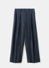 Pantalón azul marino de tiro alto con sutiles rayas diplomáticas blancas, de corte amplio y fluido con bolsillos laterales.