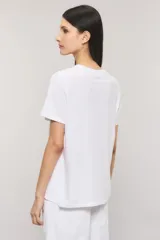 Remera Kosiuko Club de calce regular, color blanco, cuello redondo y mangas cortas. Cuenta con estampa frontal en técnica de flock con un ancla y la inscripción "Kosiuko Club".