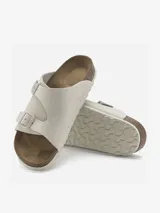 Sandalias Birkenstock Zurich color blanco hueso, con dos correas ajustables con hebilla y plantilla anatómica de corcho y látex.