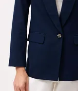 Blazer azul marino de sastrería confeccionado en mezcla de viscosa y lino, con solapas, cierre frontal de un botón y bolsillos con solapa en los laterales.