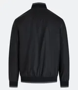 Campera bomber negra para hombre, confeccionada en material gomoso, con cuello alto, puños y bajo acanalados, y cierre frontal con cremallera.