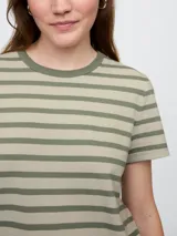 Remera de manga corta con diseño de rayas horizontales en color marrón y blanco, confeccionada con cuello redondo al tono.