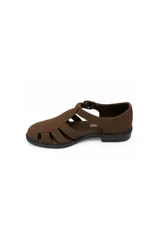 Sandalia tipo cangrejera de color marrón con aspecto gamuzado, diseño calado con tiras laterales y punta redondeada. Posee una tira en el empeine con hebilla metálica ajustable y suela baja negra.