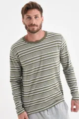 Remera de manga larga para pijama, con diseño de rayas horizontales en tonos verde militar y gris.