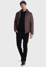 Campera acolchada reversible color bordó con interior gris, cierre frontal con cremallera, cuello alto y logo bordado en el pecho.