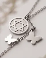 Collar tipo corbatero de acero, con un dije circular que contiene la Estrella de David y dos dijes colgantes en forma de mariposa.