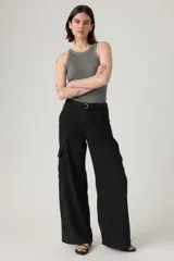 Pantalón cargo negro de corte ancho, con bolsillos laterales con solapa y cintura con cinturón ajustable con hebilla metálica.