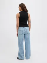 Top de punto canalé negro, sin mangas, con cuello polo y cierre frontal parcial con tirador circular.