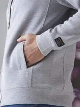 Campera bomber con cierre completo, color azul marino.