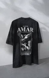 Remera de manga corta con cuello redondo y calce oversize, confeccionada en algodón premium con efecto de lavado nevado. Presenta una estampa gráfica en la espalda con diseño de palomas y texto alusivo.