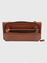 Billetera tipo cartera cruzada de cuero natural color caramelo, con solapa imantada y logo grabado. Cuenta con múltiples compartimentos para billetes, ranuras para tarjetas, bolsillos internos con cierre y correa ajustable y extraíble.