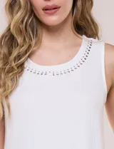 Musculosa blanca de tejido acanalado, con escote redondo adornado con tachas metálicas en el borde y breteles anchos.