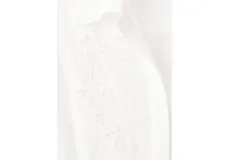 Camisa blanca de manga larga con detalles bordados calados en el frente y puños anchos.