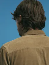 Camisa de manga larga confeccionada en pana de algodón, con cuello button-down y bolsillo frontal en el pecho.