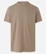 Remera de manga corta y cuello redondo, confeccionada en algodón peruano de alta calidad. Presenta un diseño liso y corte cómodo, ideal para uso diario.