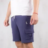 Bermuda de algodón de punto color azul marino, con bolsillos cargo laterales y corte a la rodilla.