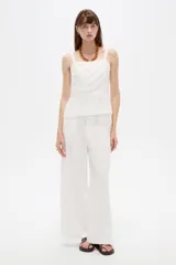 Top blanco de viscosa con tirantes anchos, escote cuadrado y diseño al cuerpo con detalles de pliegues frontales.